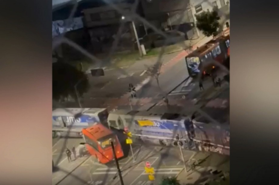 Vídeo: ônibus é atingido por trem e parte ao meio; 11 ficaram feridos