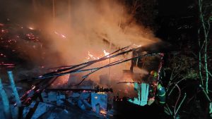 Incêndio consome residência e deixa uma pessoa ferida nesta madrugada