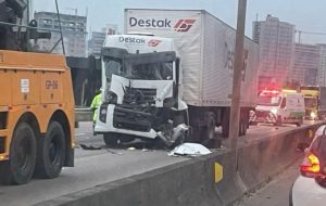 Dois acidentes causam lentidão na BR-101; ciclista morreu no local