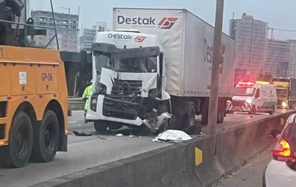 Dois acidentes causam lentidão na BR-101; ciclista morreu no local