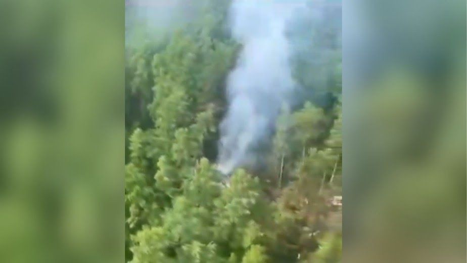 Avião comercial cai e deixa dezenas de pessoas mortas