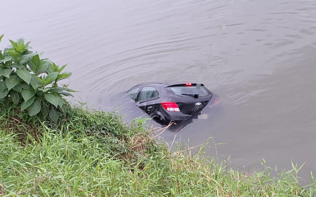 Carro cai no rio Itajaí-Mirim e motorista escapa ileso