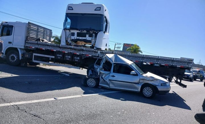 Acidente entre caminhão e carro interdita BR-101; motorista ficou ferido
