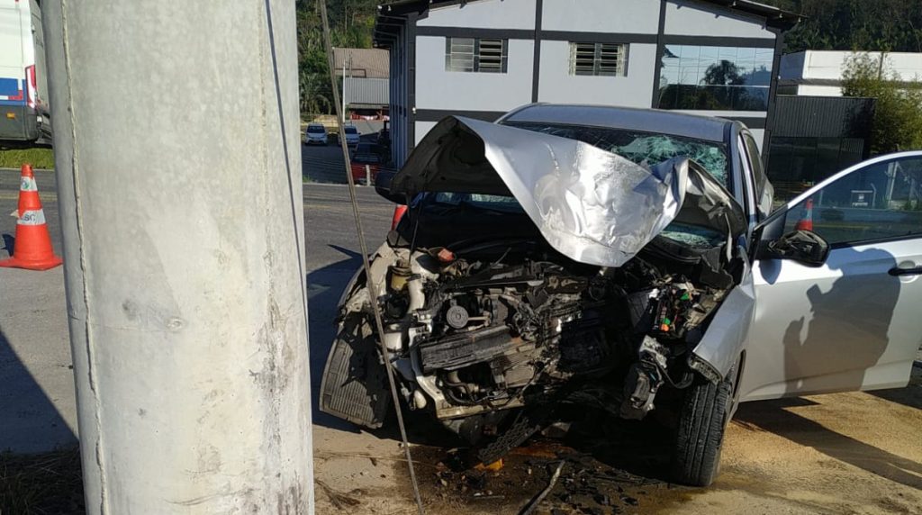 Motorista é encontrado morto após colidir carro contra poste às margens de rodovia