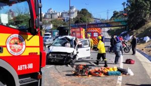 Vídeo: carro capota na saída da Ilha e motorista fica ferido