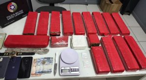 Motorista abandona carro com 15 kg de maconha durante fuga em SC