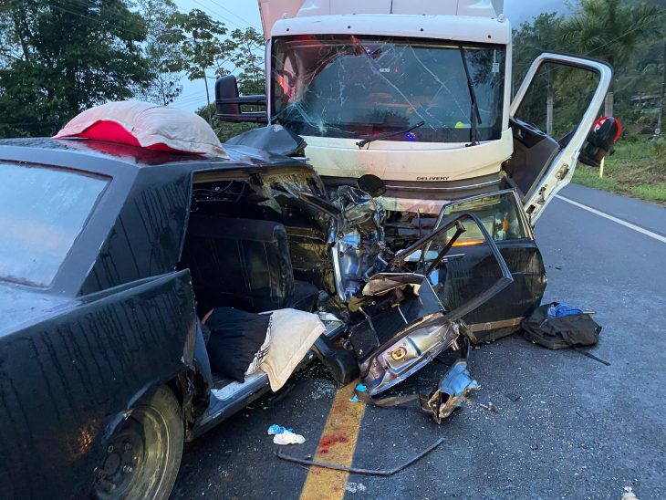 Colisão entre carro e caminhão na BR-470 deixa mortos e feridos