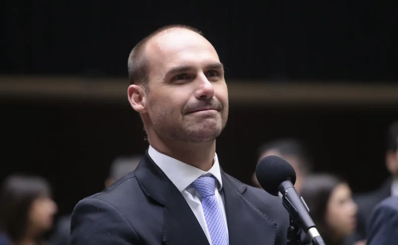 PGR pede condenação de Eduardo Bolsonaro por coação