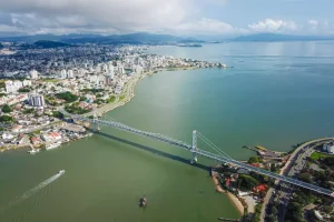 Florianópolis nasce do mar, cresce com guerra e vira capital estratégica