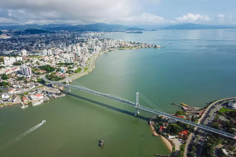 Florianópolis nasce do mar, cresce com guerra e vira capital estratégica
