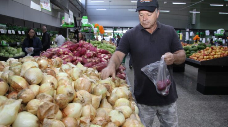 Cesta básica fica 4,54% mais barata em Navegantes, aponta Procon