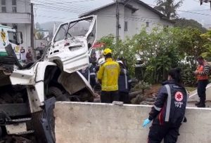 Trabalhador morre esmagado por carga em cabine de caminhão