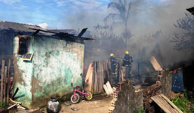 Incêndio destrói moradias e deixa 16 pessoas desabrigadas