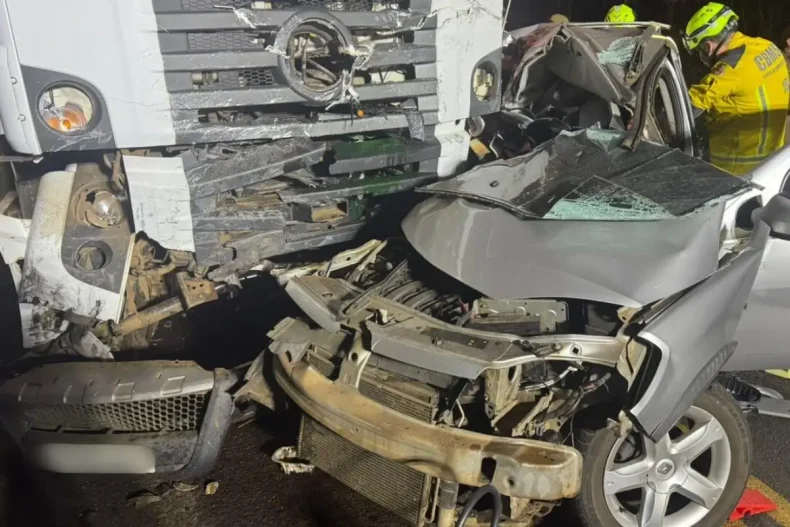 Acidente entre carro e caminhão deixa uma mulher morta na SC-283