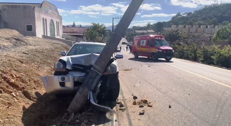 Idoso bate carro de frente com poste na Grande Florianópolis