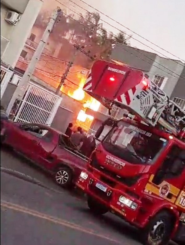 Incêndio destrói casa de madeira em bairro de Blumenau