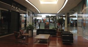 Ladrão furta joalheria e passa a noite escondido em forro do shopping em SC