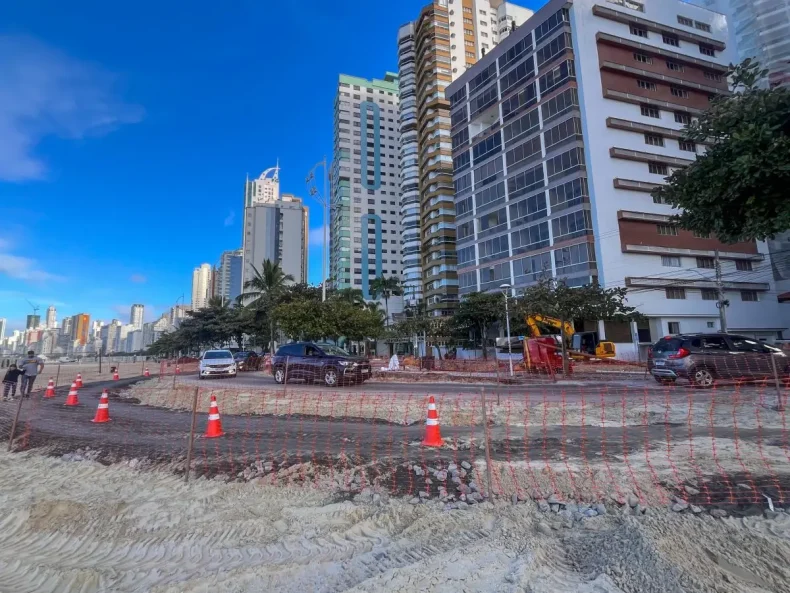 Obra de macrodrenagem faz carros transitarem na areia da Praia central em BC