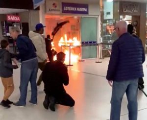 Homem põe fogo em lotérica de shopping e sofre queimaduras graves