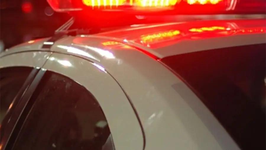 Motorista agride agente de trânsito com tijolo e causa dano em viatura
