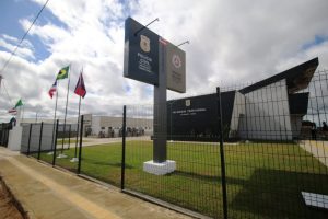 Mãe joga bebê em açude e criança é salva por testemunha do crime