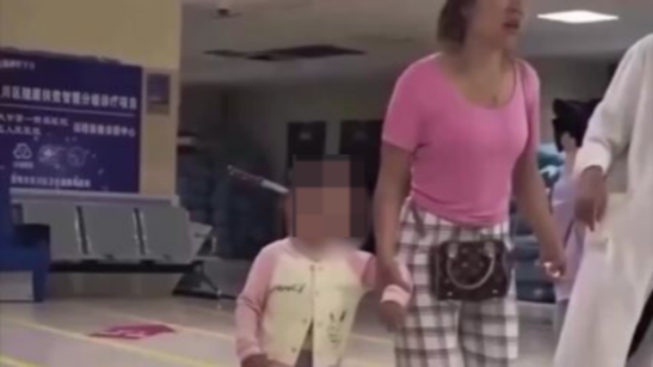 Vídeo: criança é levada ao hospital com faca presa na cabeça