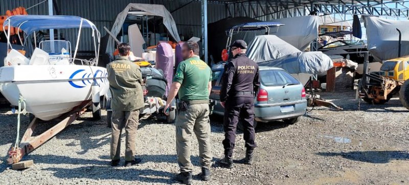 Ibama apreende barco que perseguiu baleias em Florianópolis