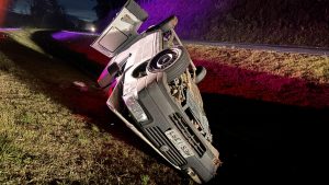 Motorista capota carro na BR-470 e recusa atendimento