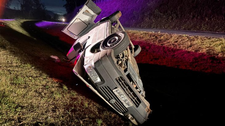 Motorista capota carro na BR-470 e recusa atendimento