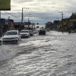 Maré alta causa alagamentos em vias de Florianópolis 