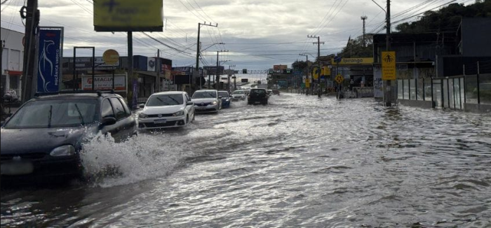 Maré alta causa alagamentos em vias de Florianópolis 