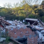 Vídeo: prédio desaba e kitnets caem no rio; jovem ficou soterrado