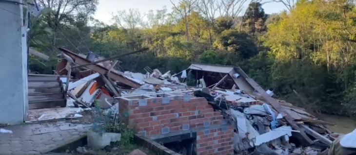 Vídeo: prédio desaba e kitnets caem no rio; jovem ficou soterrado