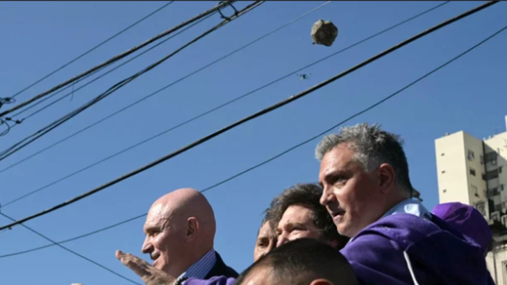 Vídeo: Javier Milei é retirado de carreata após ataque com pedras
