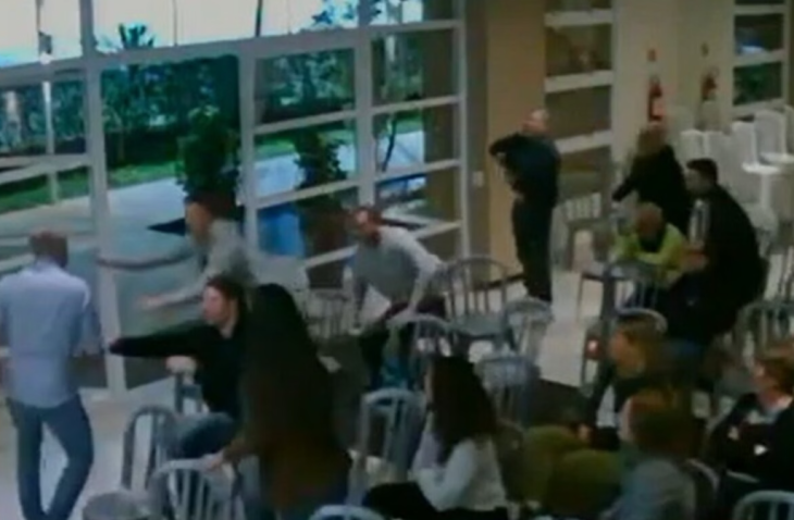Vídeo: perito saca arma e assusta moradores em reunião de condomínio