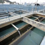 EMASA suspende captação e tratamento de água após detecção de óleo no Rio Camboriú