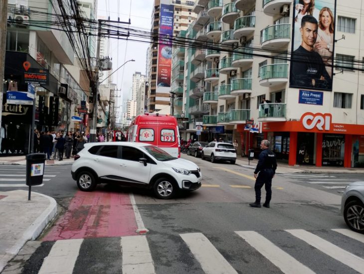 Colisão entre moto e patinete elétrico deixa jovem em estado grave