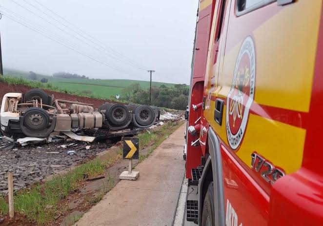Motorista fica preso às ferragens após caminhão capotar na BR-163