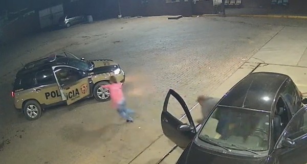 Vídeo: mulher escapa de ex-companheiro e pede socorro à PM em posto