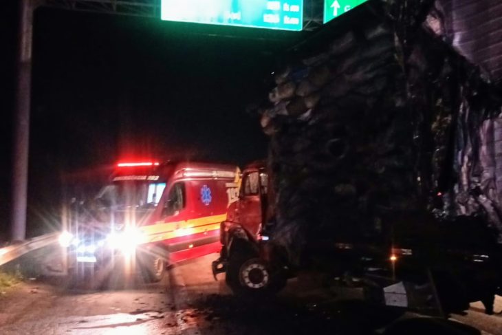 Acidente entre caminhões deixa um morto e três feridos