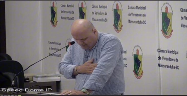 Vídeo: vereador passa mal durante discurso em Câmara de SC
