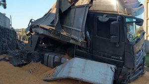 Motorista ameaça socorristas após acidente com carreta