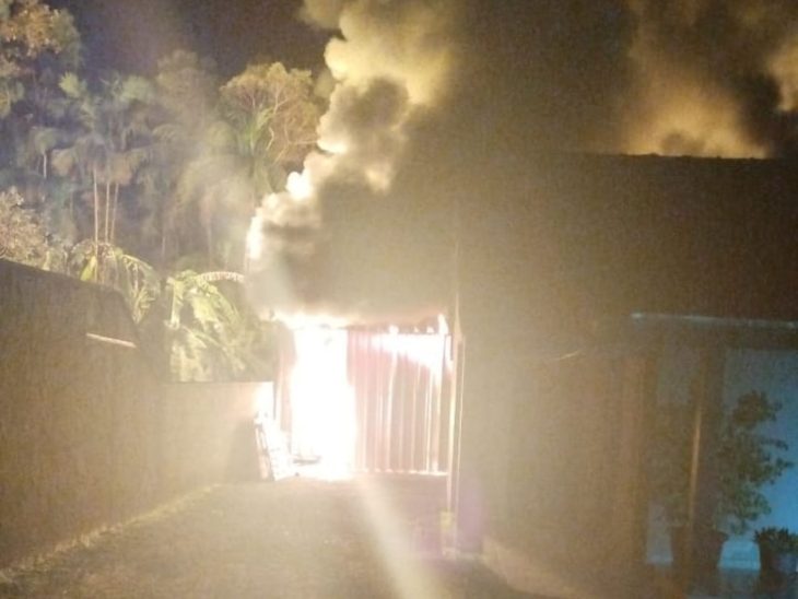 Fogo atinge fábrica de plástico e gera fumaça tóxica