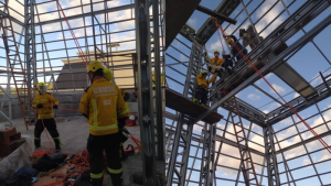Trabalhador é resgatado ferido de telhado em obras no Vale do Itajaí