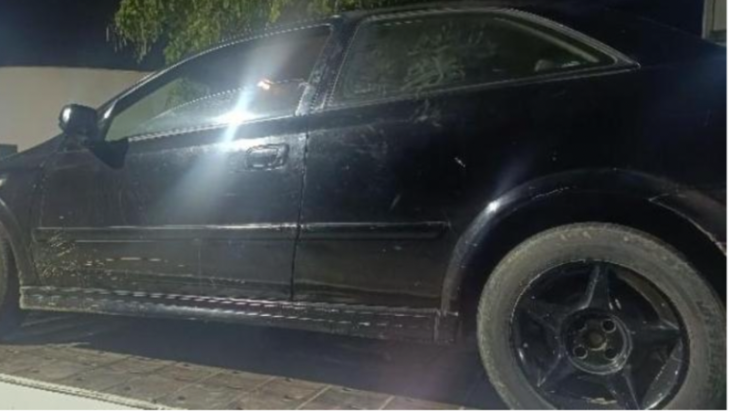 Motorista embriagado colide contra carro estacionado