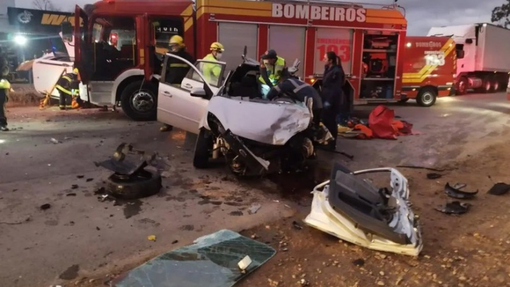 Colisão entre carros deixa quatro pessoas feridas na BR-470