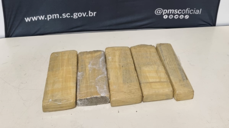 PM prende suspeito de tráfico de drogas após perseguição