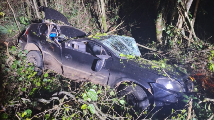 Motorista é lançado para fora do carro em capotamento