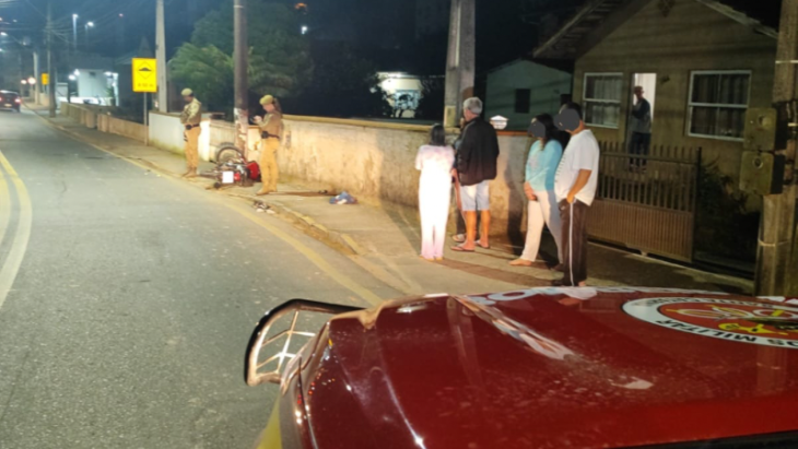 Motociclista fica em estado grave após bater contra poste