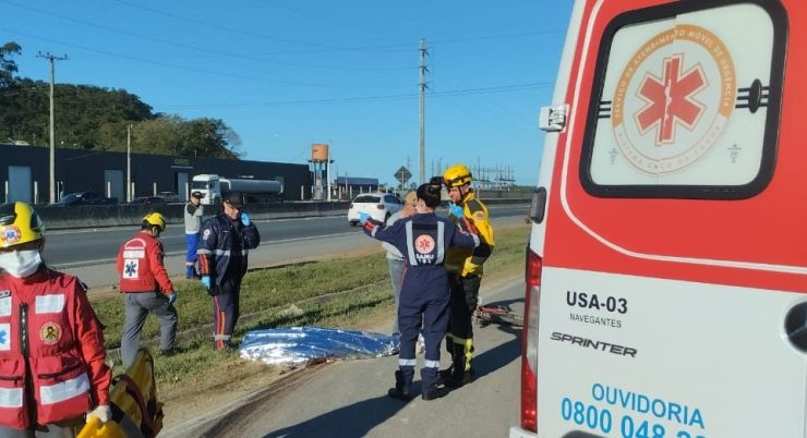 Ciclista morre após ser atropelado por carreta na BR-470